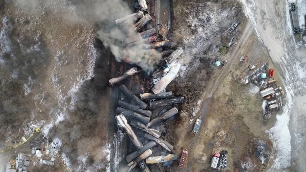 La desconocida tragedia ambiental en EEUU: un tren con peligrosos químicos descarriló en Ohio
