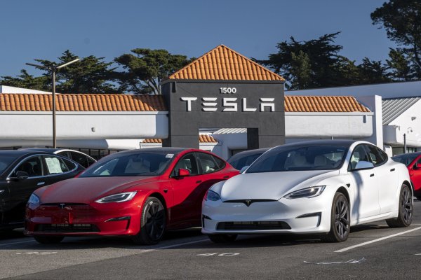<p>Tesla retira más de 360 mil autos ante riesgo de colisión por problemas en piloto automático</p>