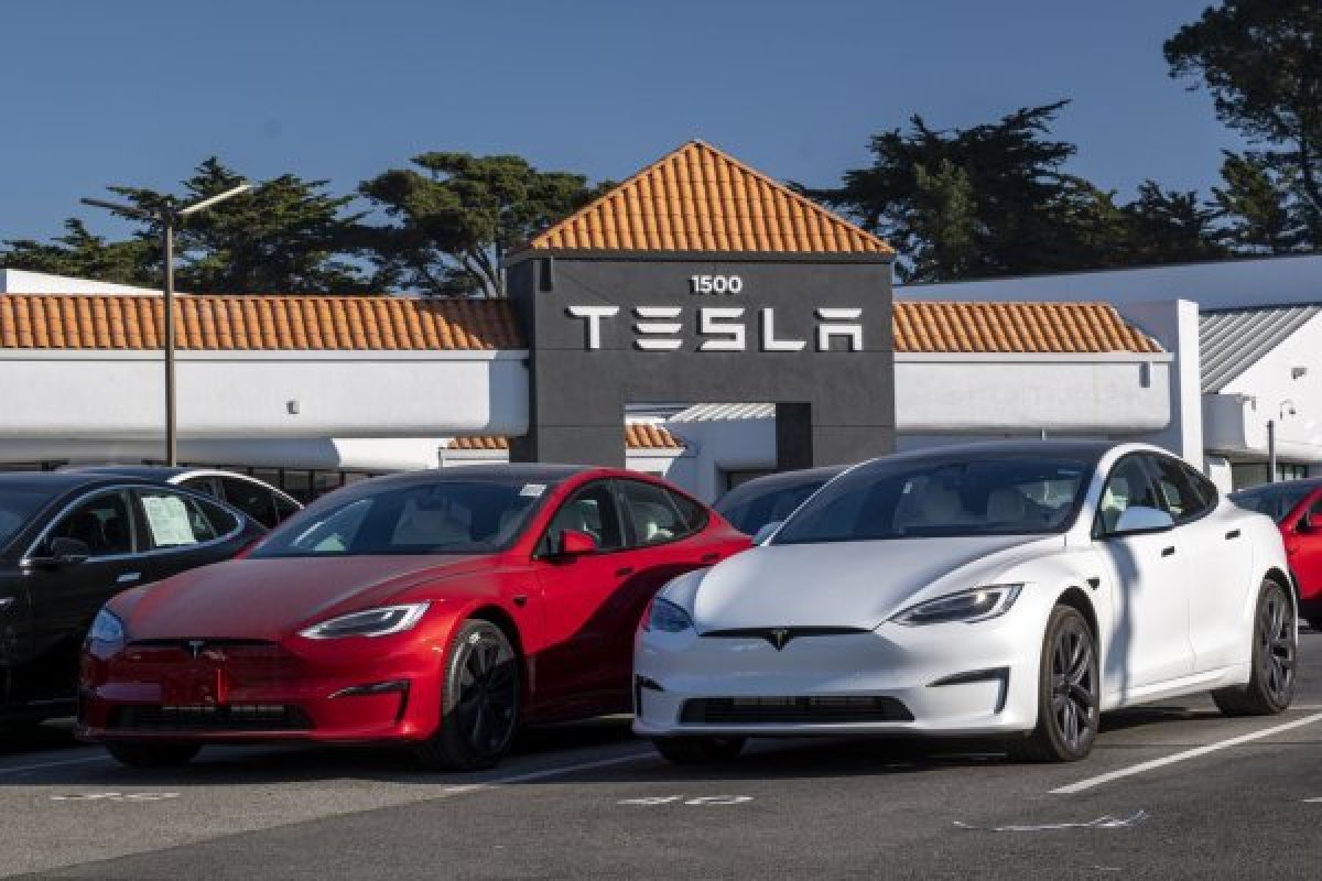 <p>Tesla retira más de 360 mil autos ante riesgo de colisión por problemas en piloto automático</p>