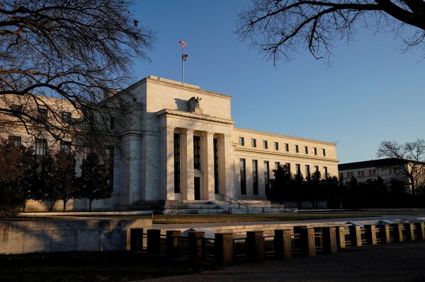 <p>Minutas de la Fed reafirman política restrictiva hasta que la inflación demuestre una trayectoria descendente sostenida hacia el 2%</p>