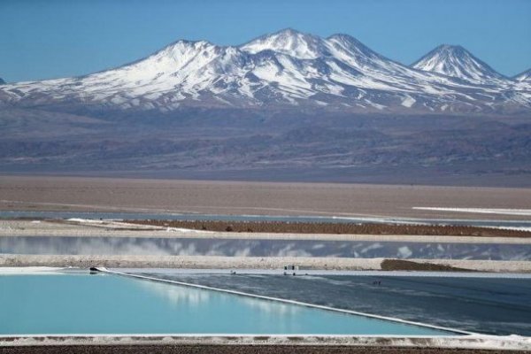 <p>Litio: precios en China caen un 30% a medida que se debilita la demanda de vehículos eléctricos</p>