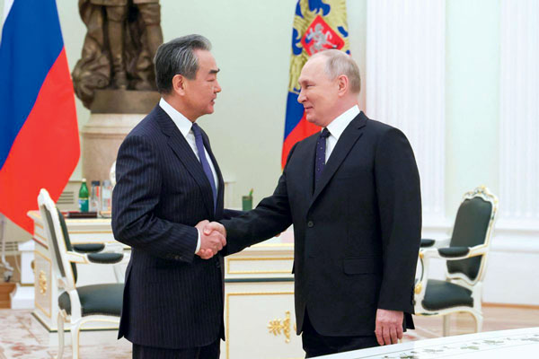 <p>El consejero de Estado chino, Wang Yi, saluda al Presidente de Rusia, Vladimir Putin, en el marco de una reunión ayer en Moscú.</p>