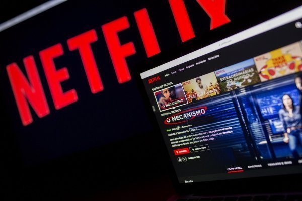 <p>Netflix reduce el precio de los planes en más de 100 países y sus acciones caen</p>