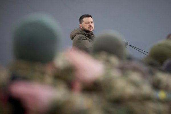 <p>El presidente Volodimir Zelenski participa en una ceremonia en Kiev en el aniversario de la invasión rusa. (Reuters)</p>