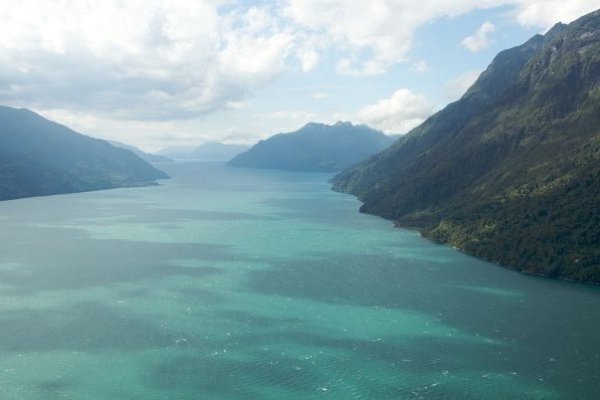 U. Austral concluyó que cambio climático y sequía causaron la masiva mortandad de salmones en el fiordo Comau en 2021