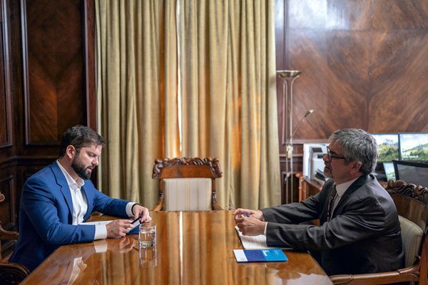 <p>El Presidente Boric caminó hasta Teatinos 120, sede de Hacienda, para reunirse con el ministro. Incluso hubo espacio para selfies con funcionarios.</p>