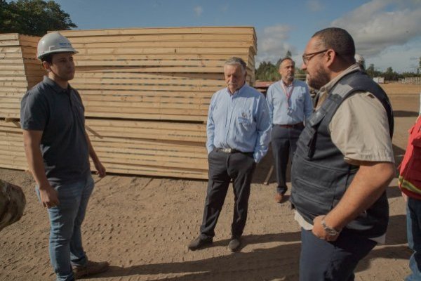 <p>El Subdere Nicolás Cataldo ha visitado centros de acopio que facilitan el acceso de los materiales a zonas afectadas.</p>