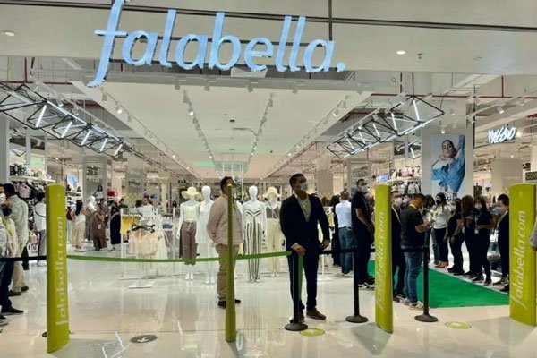 <p>Alta deuda financiera y las ventas 2023: las inquietudes del mercado tras la fuerte caída en los resultados de Falabella</p>