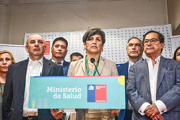 <p>La ministra de Salud Ximena Aguilera encabezó la reunión con senadores y diputados por el proyecto de ley corta de isapres. Foto: Agencia UNO</p>