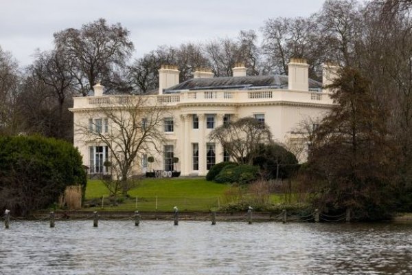 <p>Cómo un príncipe saudí perdió el "mini Palacio de Buckingham", la residencia más cara de Londres</p>