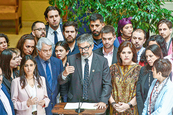 <p>Flanqueado por diputados del oficialismo y autoridades de Gobierno, Marcel habló de lo que se perdió con la votación. Foto: Agencia UNO</p>