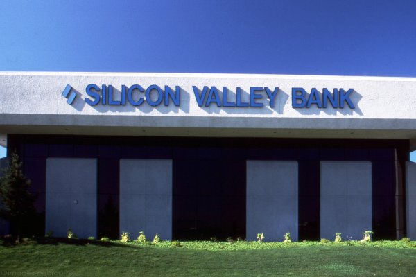 <p>Crisis de capital de Silicon Valley Bank enciende alerta de inversionistas y amenaza arrastrar a todo el sector financiero en EEUU</p>