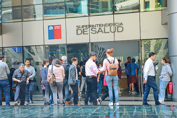 Tope máximo de 2,6% para reajuste de planes base de salud abrió nuevo conflicto entre isapres y Gobierno