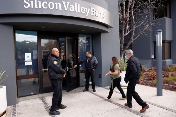 <p>Silicon Valley Bank recibe la primera demanda por fraude de accionistas tras colapso</p>