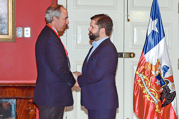 <p>El máximo dirigente de la CPC, Ricardo Mewes, saluda al Presidente Boric. Foto: Verónica Ortíz</p>