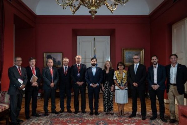 <p>Boric a grandes empresarios: “Como país estamos en un punto de inflexión, pero depende de nosotros sacarlo adelante”</p>