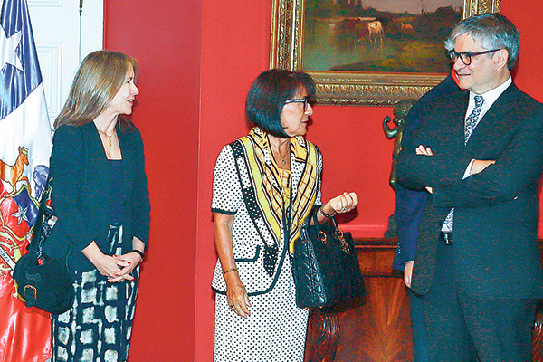 <p>Susana Jiménez y Victoria Vásquez, de CPC y Sofofa, con el ministro Marcel. Foto: Verónica Ortíz</p>