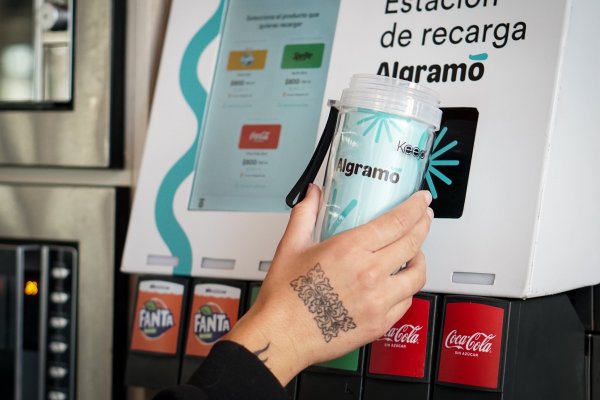 Algramo amplía su giro y debuta con máquinas de recarga de bebidas en universidades