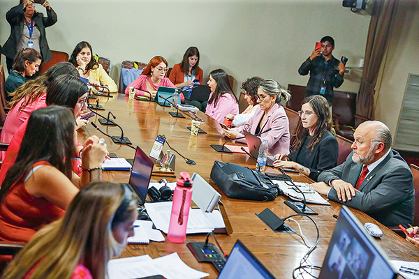 Comisión aprueba idea de legislar proyecto que aumenta la presencia de mujeres en directorios de empresas