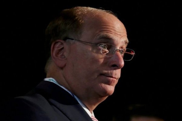 <p>Larry Fink y crisis de SVB: "Se trata de un clásico desajuste entre activos y pasivos"</p>