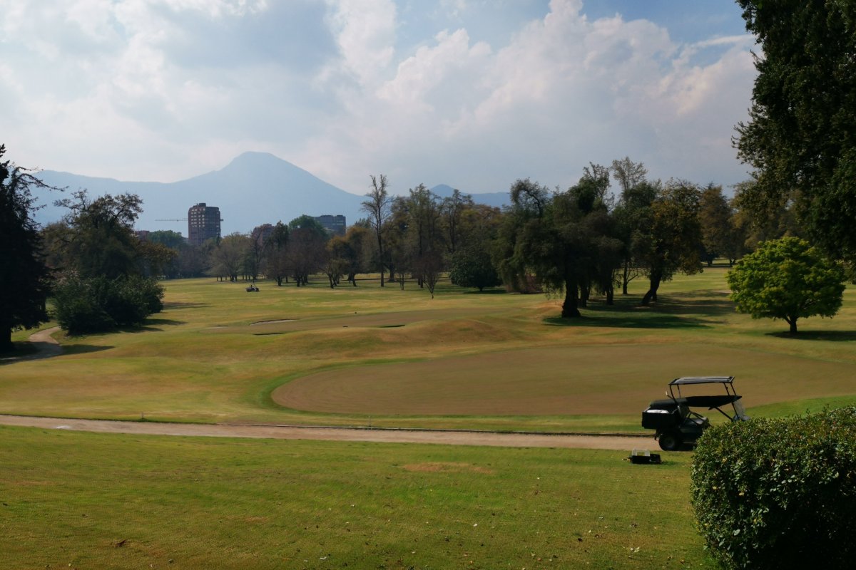 <p>Club de Golf Los Leones congela millonario proyecto hotelero</p>