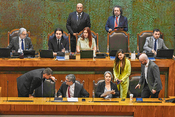 <p>Los ministros Marcel, Jackson y Jara siguieron la votación en la Corporación. Foto: Agencia UNO</p>
