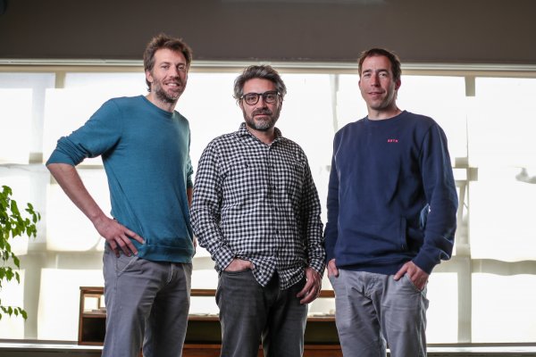 <p>Tomás Steinacker, José Opazo y Andrés Steinacker, cofundadores de Ciudad Luz.</p>