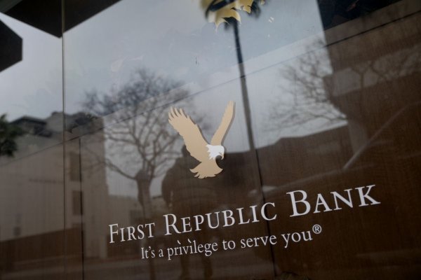 <p>First Republic se desploma en bolsa por fuga de depósitos y la segunda rebaja de su calificación crediticia</p>