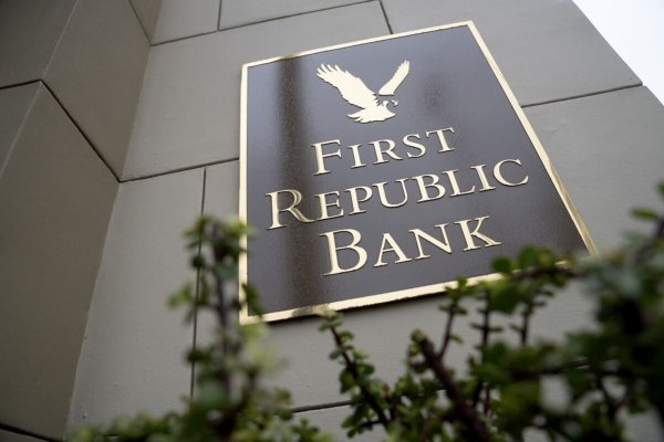 <p>Los directores ejecutivos de Wall Street intentan idear un nuevo plan para evitar el colapso de First Republic</p>
