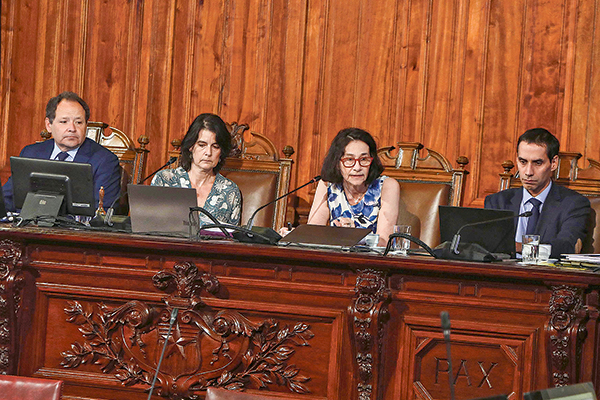 <p>La presidenta del B. Central expuso ayer ante los expertos que redactarán una propuesta de carta fundamental. Foto: Agencia UNO</p>