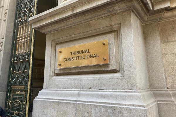 <p>Tribunal Constitucional en fallo dividido respalda a La Moneda y decreta ajustados a derecho los indultos presidenciales</p>