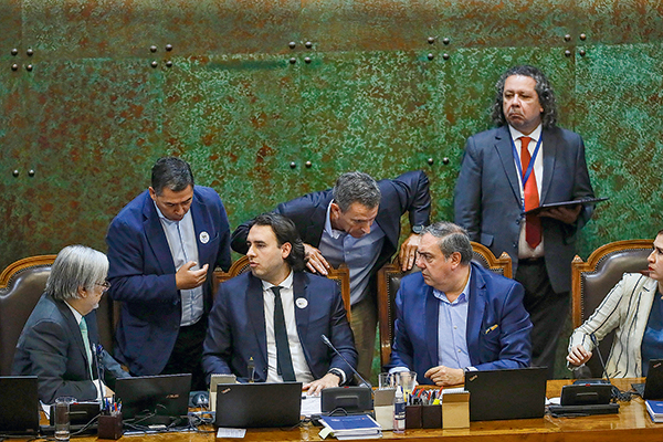 <p>El Gobierno sorprende con urgencia de discusión inmediata al autopréstamo, pero no logra alinear al oficialismo tras el rechazo</p>