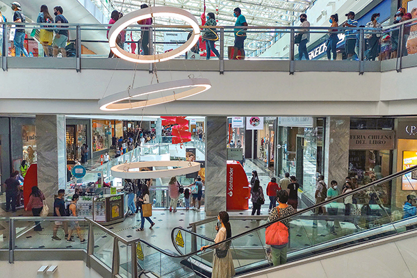 <p>Despidos en el retail: empresas del sector aluden a escenario económico y baja en las ventas</p>