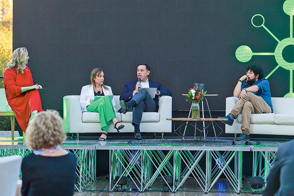 <p>Karen Thal, Pablo Zamora y Ricardo Briggs abordaron la crisis de confianza en el país. Foto: Verónica Ortíz</p>