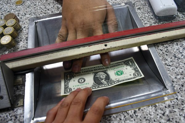 Dólar anota una cuarta caída y pierde los $810 por expectativas de recortes de tasas de interés en EEUU