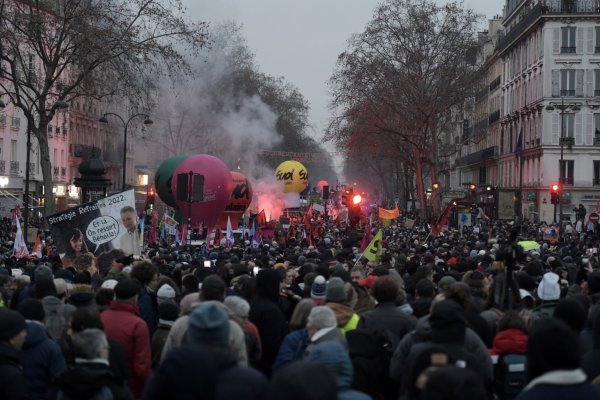 Sindicatos convocan a nuevas huelgas en Francia mientras Macron se atrinchera en su reforma de pensiones