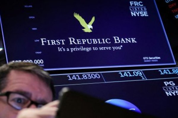 <p>Acciones del First Republic siguen cuesta abajo y analista dice que la crisis bancaria está lejos de terminar</p>