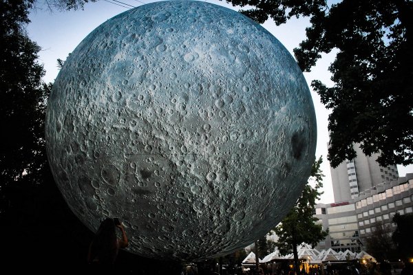 Así se iluminó Santiago con la Luna del británico Luke Jerram