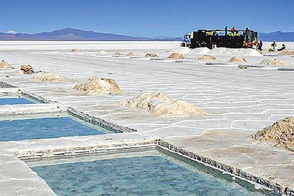 Alianza estratégica para el litio: embajador Juan Gabriel Valdés dice que Chile quiere acuerdos con Occidente