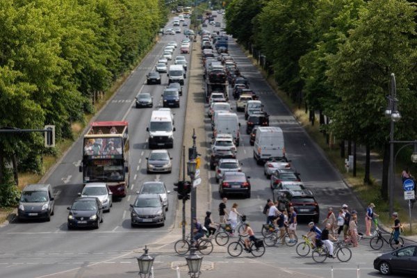 <p>La UE avanza hacia autos de cero emisiones después del acuerdo alemán sobre combustibles electrónicos</p>