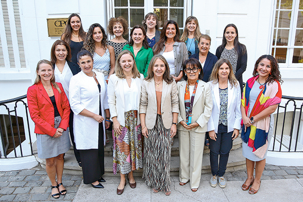 <p>En la cita participaron Susana Jiménez, vicepresidenta CPC; Victoria Vásquez, vicepresidenta Sofofa; Jacqueline Gálvez, vicepresidenta CChC; María Inés Figari, presidenta Sociedad Agrícola del Norte; Carolina Cruz, directora SNA; Vivian Modak, directora CChC; Katia Trusich, presidenta Cámara de Centros Comerciales; Catalina Mertz, presidenta Asociación de Supermercados; Paulina Yazigi, presidenta de la Asociación de AFP; Loreto Seguel, presidenta Consejo del Salmón; Macarena Cepeda, presidenta Asociación de Industriales Pesqueros; Mariela Formas, vicepresidenta Cámara de Innovación Farmacéutica; Alexandra Pettermann, vicepresidenta Fedetur; Helen Kouyoumdjian, presidenta ejecutiva Fedetur; Lucía Martínez, presidenta ejecutiva Cámara de la Industria Cosmética; Macarena Swett, consejera Sofofa; y Pilar Dañobeitía, integrante Comité Ejecutivo Sofofa. Fotos: José Montenegro</p>