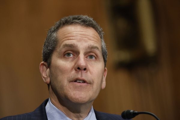<p>El principal regulador bancario de la Fed admite fallas de supervisión previas ante la quiebra de SVB</p>