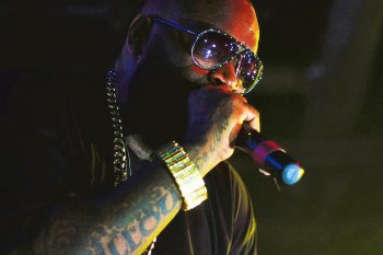<p>Subió videos de la nave a sus redes sociales: Rick Ross, el rapero que compró el avión de Saieh</p>