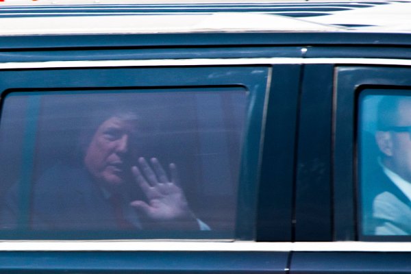 <p>Donald Trump llega a Nueva York para entregarse a la fiscalía por acusación criminal en su contra</p>