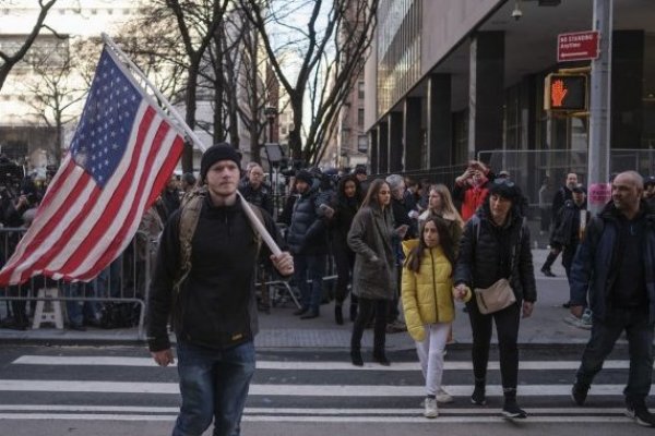 <p>Enorme expectación en las inmediaciones del tribunal en Manhattan previo a la comparecencia de Trump</p>