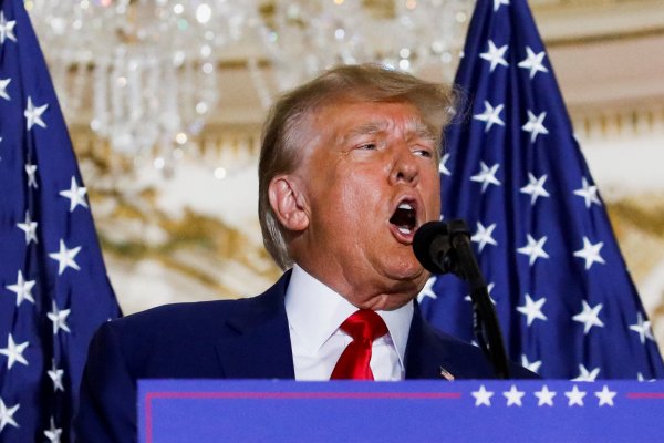 Donald Trump arremete con denuncia de "injerencia electoral" tras histórica acusación criminal en su contra