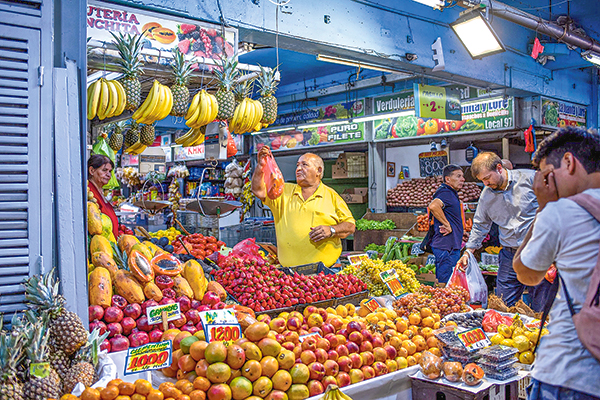 Sube pronóstico de inflación en medio de un consumo de hogares US$ 4.300 millones mayor a lo previsto