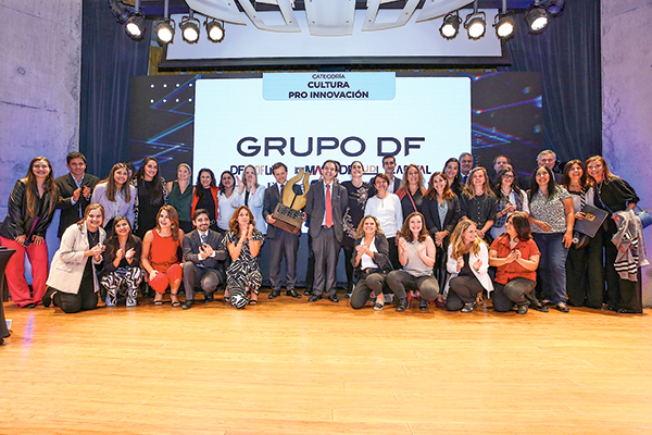 <p>Parte del equipo de Grupo DF que ganó la categoría Cultura Pro Innovación.</p>