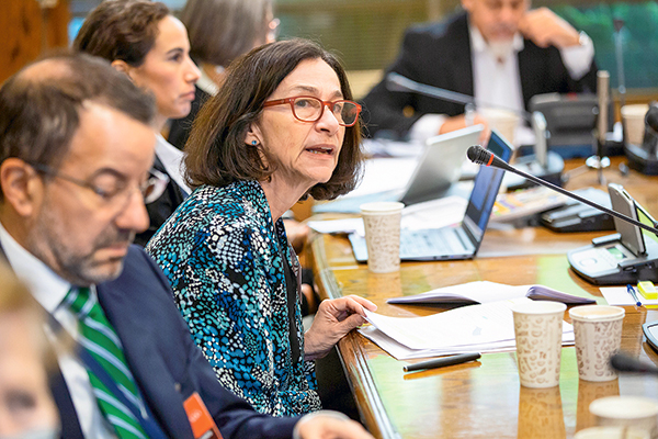 <p>Las advertencias de Costa: economía chilena enfrenta "un momento complejo" y próximo descenso del IPC bajo 10% "no significa que el problema se haya resuelto"</p>
