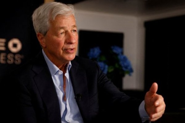 Dimon de JP Morgan advierte que la reciente crisis bancaria ha elevado las probabilidades de una recesión